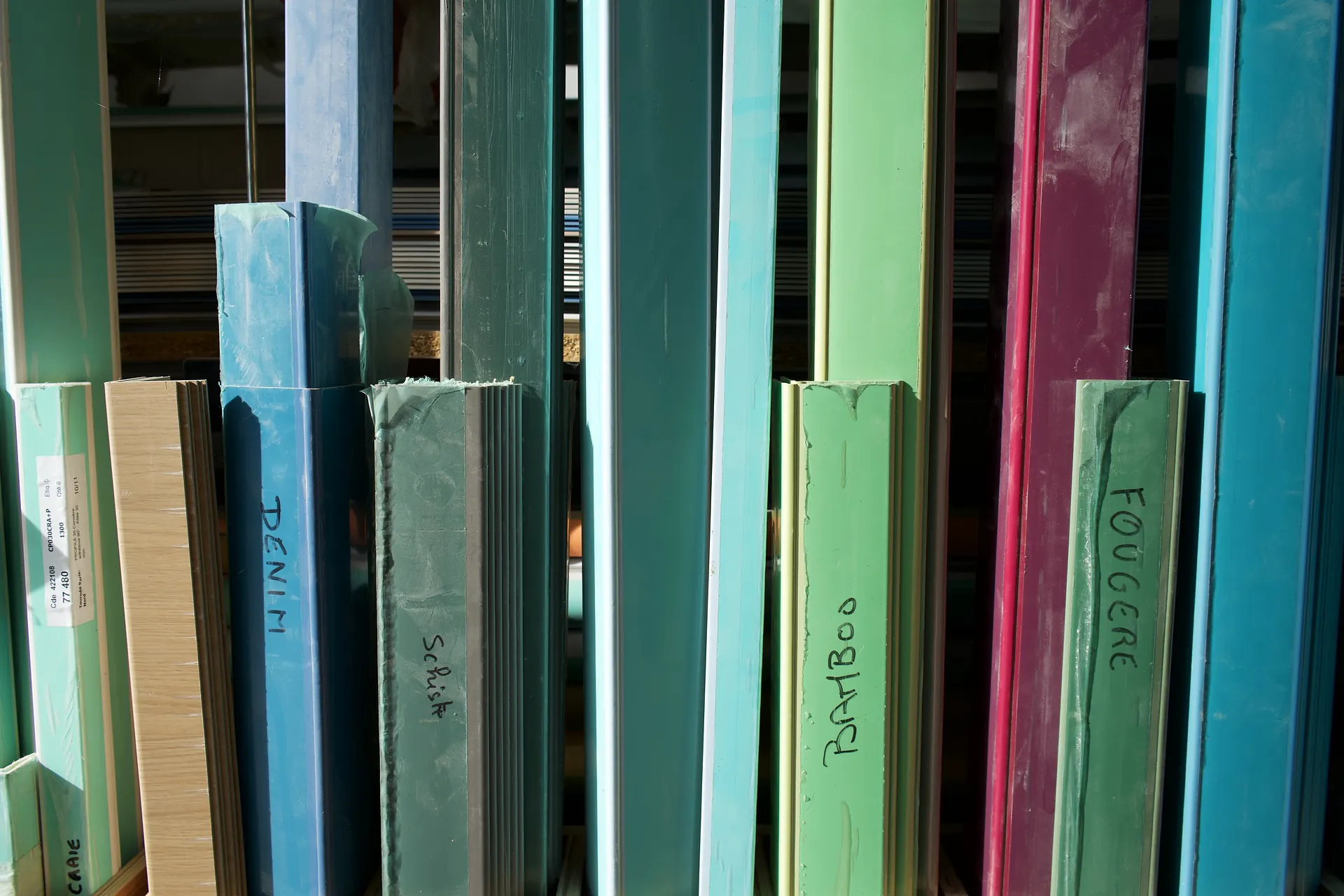 Finitions de couleur disponibles pour un agencement sur mesure, rangées par teinte dans l'atelier BMA BY LEGRAND
